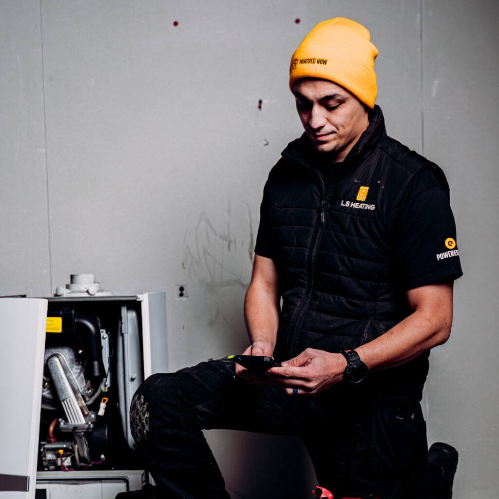 heating engineer creating digital certificate using Powered Now